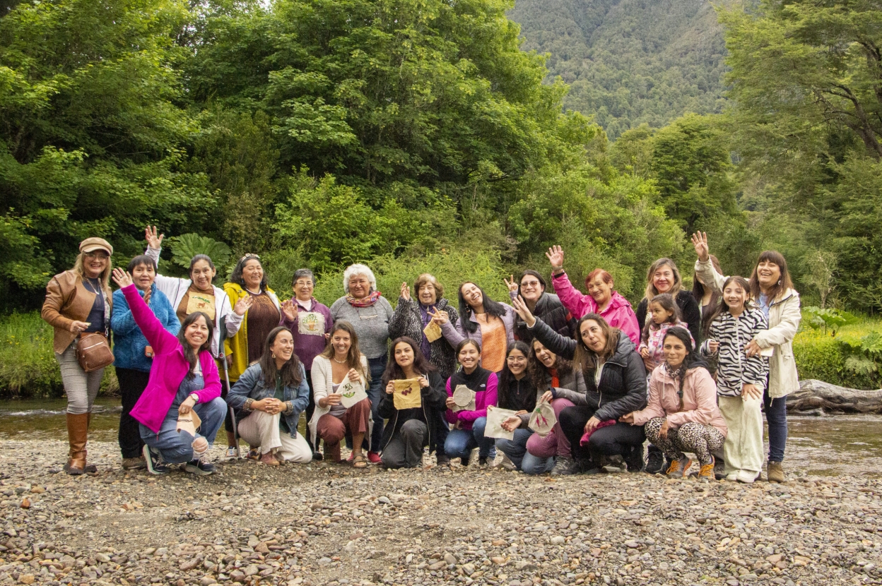 Comunidad de Puerto Aysén conecta con la naturaleza a través del desarrollo de una obra colectiva textil